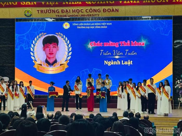 Vinh danh 25 Thủ khoa của Trường Đại học Công đoàn