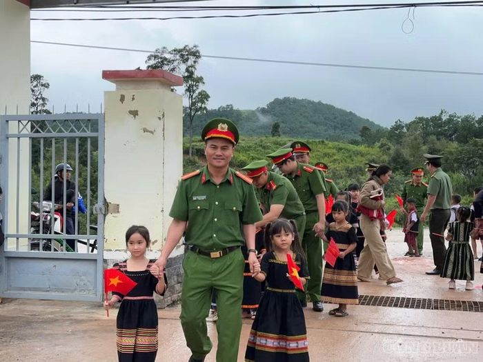 Thiếu tá Nguyễn Văn Hạnh, Trưởng Công an xã Tu Mơ Rông, cùng các cán bộ, chiến sĩ trực tiếp có mặt từ sớm, ân cần nắm tay, đưa các em vào trường dự lễ khai giảng