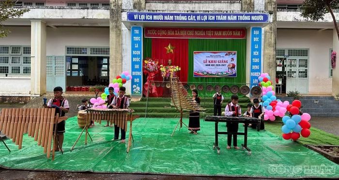 Các em học sinh người Xơ Đăng biểu diễn các tiết mục văn nghệ đặc sắc tại lễ khai giảng năm học mới