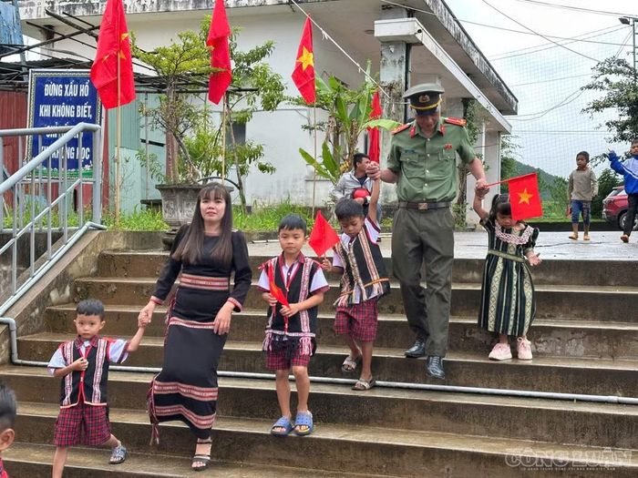 Công an xã Tu Mơ Rông đã và đang triển khai mô hình “Bạn đồng hành áo xanh”, phối hợp cùng nhà trường chăm lo đời sống và việc học tập cho các em có hoàn cảnh khó khăn