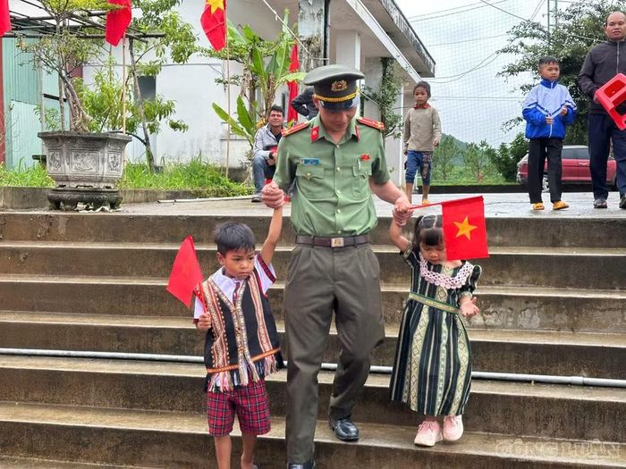 Những bàn tay nhỏ được cán bộ, chiến sĩ Công an xã vùng khó ân cần nắm chặt trong ngày tựu trường