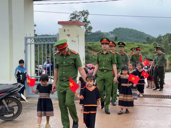 Công an xã Tu Mơ Rông nắm tay các em nhỏ Xơ Đăng tựu trường