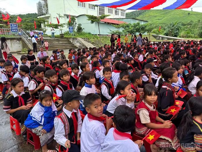 Học sinh xã vùng khó Tu Mơ Rông hân hoan bước vào năm học mới