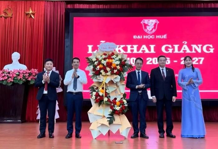 Lãnh đạo TP Huế chúc mừng Đại học Huế nhân ngày khai giảng năm học mới.