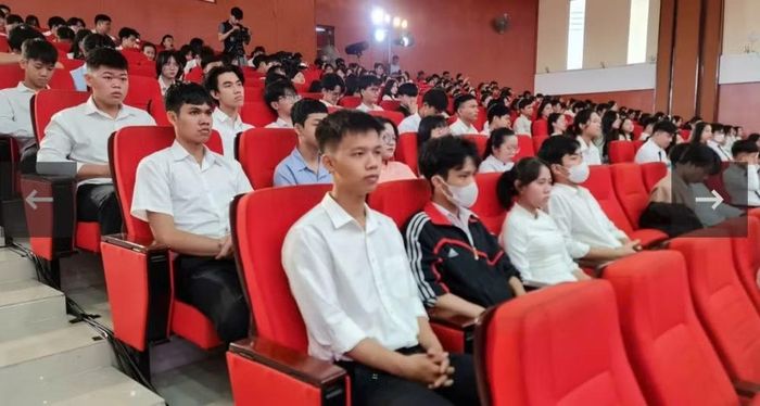 Tân sinh viên Đại học Huế.