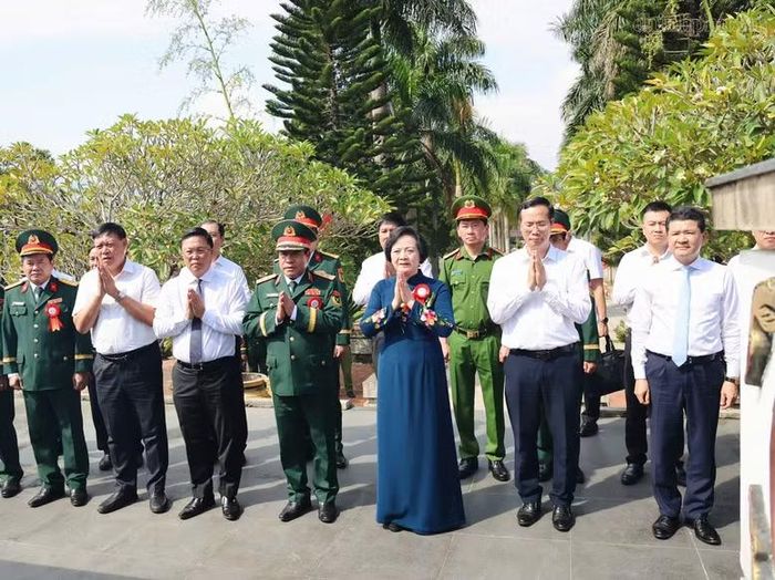 Đoàn công tác tưởng nhớ các anh hùng liệt sĩ - Ảnh: CP