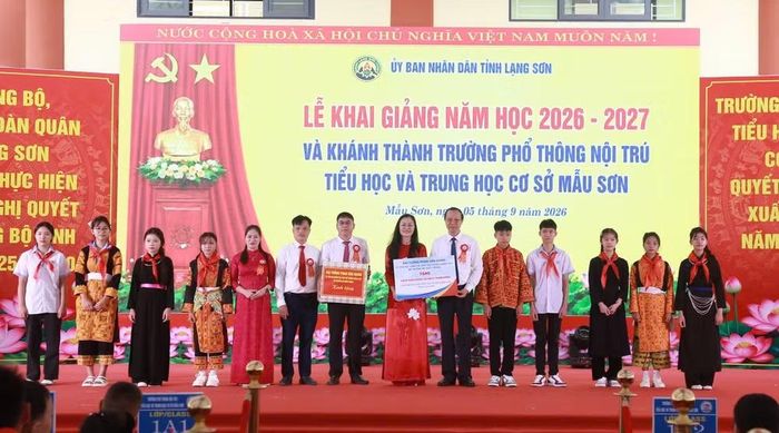 Thứ trưởng Thường trực Bộ Giáo dục và Đào tạo Phạm Ngọc Thưởng trao quà của các đồng chí lãnh đạo Đảng, Nhà nước cho đại diện Trường Phổ thông nội trú TH&THCS Mẫu Sơn. Ảnh: BLS.