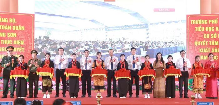 Các đại biểu cắt băng khánh thành Trường Phổ thông nội trú TH&THCS Mẫu Sơn. Ảnh: BLS.