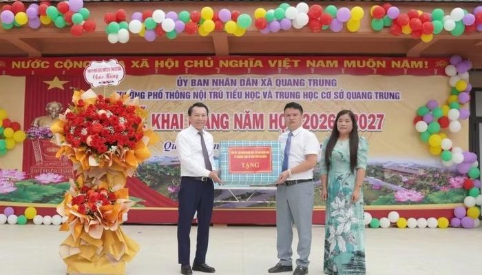 Phó Chủ tịch Thường trực UBND tỉnh Lương Tuấn Hùng trao quà của Tổng Bí thư, Chủ tịch nước Tô Lâm tặng học sinh Trường Phổ thông nội trú Tiểu học và THCS Quang Trung