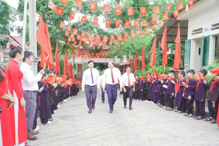 Phó Chủ tịch UBND tỉnh Hoàng Văn Thạch dự Lễ khai giảng tại Trường Phổ thông dân tộc nội trú THCS Đông Khê.