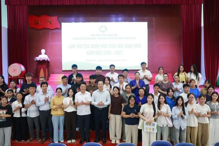 Đoàn công tác của Bộ Giáo dục và Đào tạo do Thứ trưởng Đoàn Trung Kiên dẫn đầu đã đến thăm, kiểm tra các trường trên địa bàn tỉnh Điện Biên. Ảnh: NXBGDVN