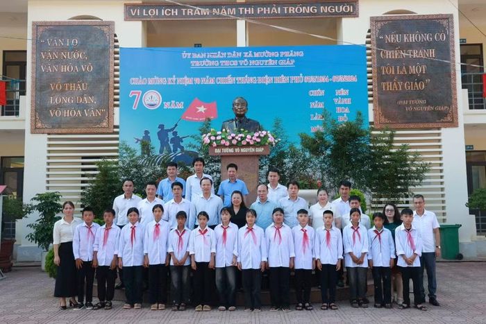Nếu những ngôi trường mới tạo nên diện mạo mới cho giáo dục vùng biên, thì những nguồn học liệu được đưa về trường sẽ góp phần làm đầy hơn đời sống học tập bên trong những lớp học ấy. Ảnh: NXBGDVN