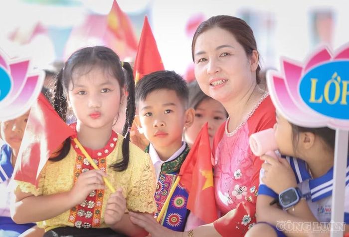 Nụ cười rạng rỡ của các em học sinh Trường phổ thông nội trú Tiểu học và THCS xã Anh Sơn trong ngày khai giảng. Ảnh: Kim Long
