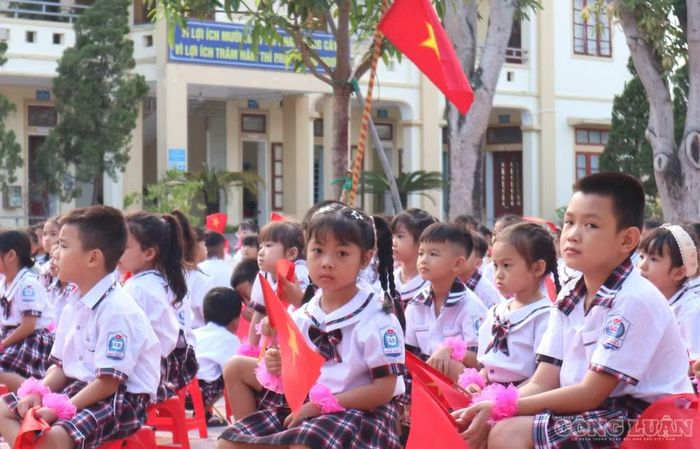 Gương mặt bỡ ngỡ của những học sinh bước vào lớp 1. Ảnh: Kim Long
