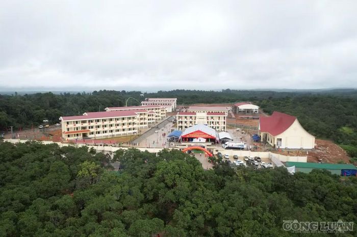 Trường Phổ thông nội trú Tiểu học và THCS Ia Púch được chọn làm điểm cầu kết nối trực tiếp với điểm cầu Trung ương trong lễ khai giảng năm học mới