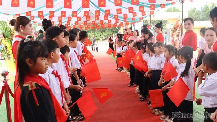 Trong những bộ quần áo mới, học sinh biên giới háo hức đến trường, cùng thầy cô chào đón năm học mới