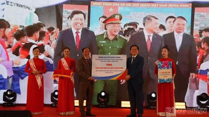 Phó Thủ tướng Hồ Quốc Dũng tặng sách giáo khoa và sách tham khảo cho Trường Phổ thông nội trú Tiểu học - THCS Ia Puch