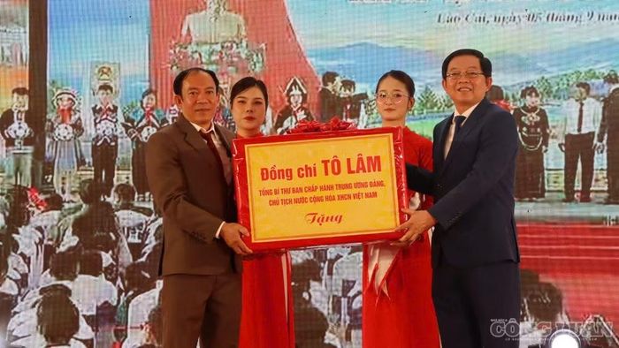 Thầy trò Trường Phổ thông nội trú Tiểu học và THCS Ia Púch đón nhận phần quà của Tổng Bí thư, Chủ tịch nước Tô Lâm gửi tặng trong lễ khai giảng năm học mới