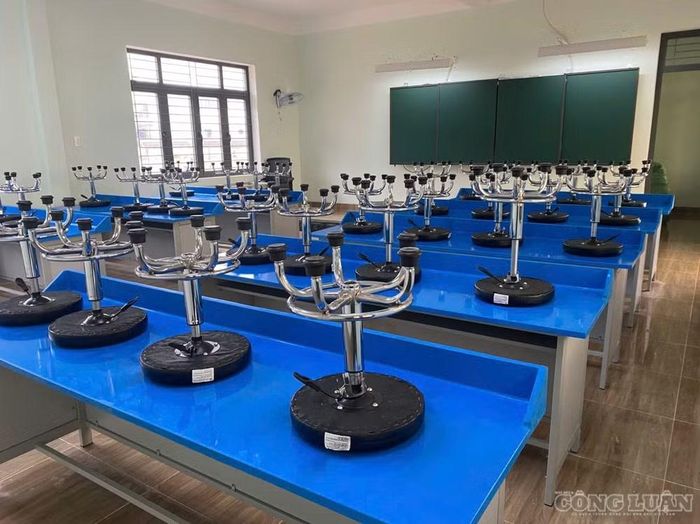 Cơ sở vật chất phục vụ cho việc dạy học được đầu tư đồng bộ