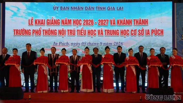 Các đại biểu cắt băng khánh thành Trường Phổ thông nội trú Tiểu học - THCS xã Ia Púch