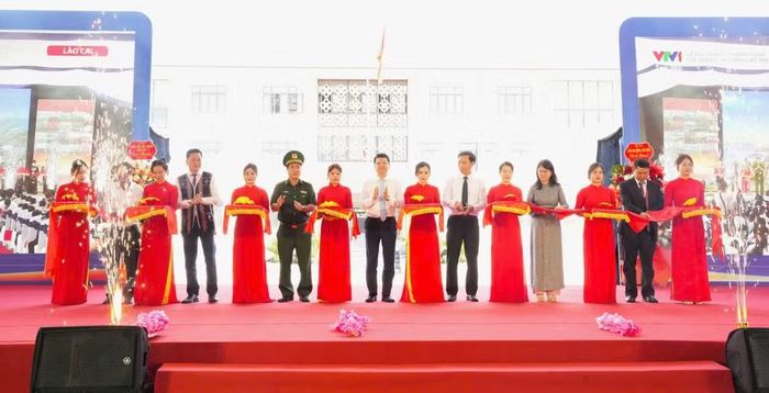 Lãnh đạo TP Huế cắt băng khánh thành Trường nội trú liên cấp TH và THCS A Lưới 4. (ảnh Quang Thạnh)