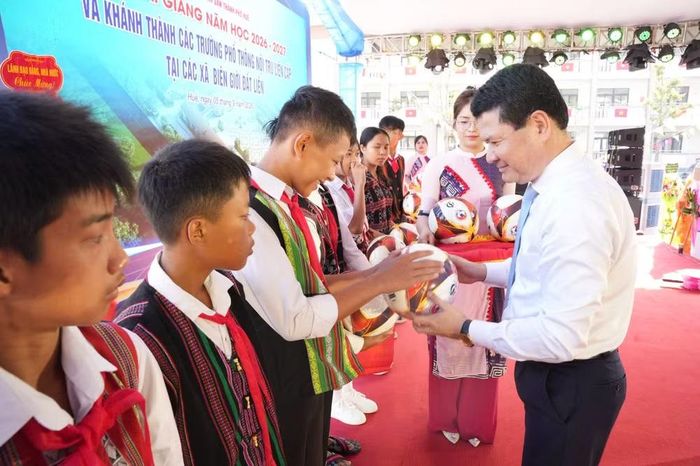 Ông Hoàng Hải Minh, Phó Chủ tịch UBND TP Huế, tặng quà của Tổng Bí thư, Chủ tịch nước Tô Lâm cho học sinh vùng cao A Lưới 4. (ảnh Quang Thạnh)