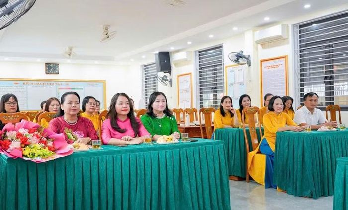 Lãnh đạo phường Thành Sen dự lễ khai giảng năm học mới tại Trường Tiểu học Thành Sen phân hiệu 1 – Bắc Hà. Ảnh TP