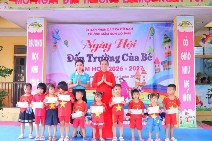 Trao tặng quà cho học sinh trường mầm non Cổ Đạm có hoàn cảnh khó khăn. Ảnh: TH