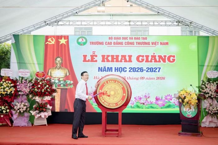 PGS.TS Nguyễn Thành Vinh – Hiệu trưởng Nhà trường đánh trống khai trường.