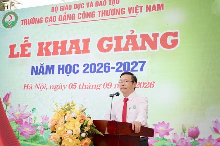 PGS.TS Nguyễn Thành Vinh – Hiệu trưởng Nhà trường phát biểu chúc mừng năm học mới.