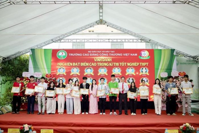Vinh danh 20 học sinh khối 12 đạt điểm cao trong kỳ thi tốt nghiệp THPT năm 2026.