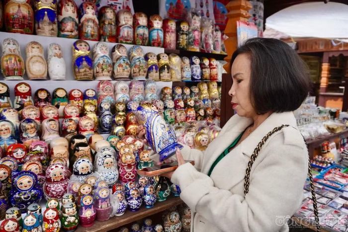 Những búp bê gỗ Matryoshka được chạm khắc, sơn và trang trí thủ công, trở thành món quà lưu niệm được nhiều du khách lựa chọn khi đến Nga