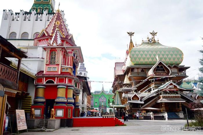 Từ bên ngoài, Izmailovo Kremlin gây ấn tượng với những tòa tháp nhiều màu sắc và kiến trúc gợi lại phong cách Nga thế kỷ XVII, tạo nên một không gian đậm màu sắc cổ tích