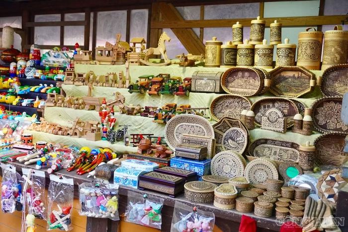 Từ những món đồ thủ công truyền thống, tranh và đồ cổ đến Matryoshka, sản phẩm từ gỗ, da, lông thú và nhiều loại quà lưu niệm, Vernissage mang đến một không gian mua sắm đa dạng cho du khách khám phá văn hóa Nga