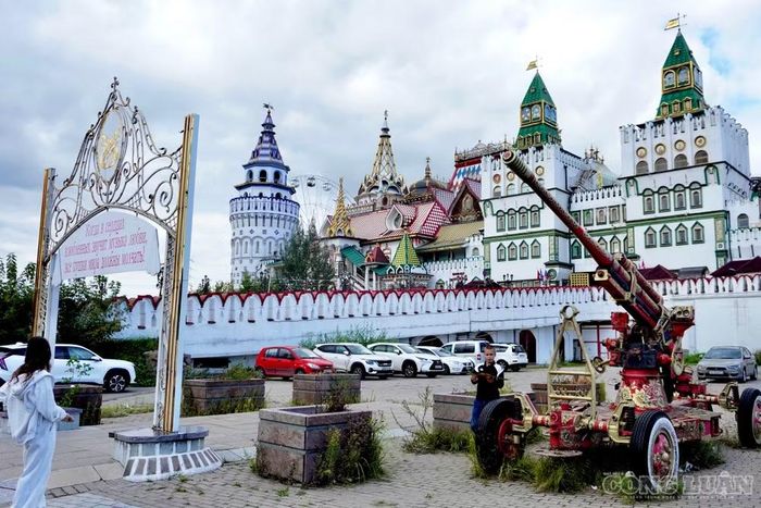 Chợ Vernissage nằm trong quần thể văn hóa, thương mại và giải trí Izmailovo Kremlin, ở phía Đông Bắc thủ đô Moskva, là một trong những khu chợ lưu niệm nổi tiếng của nước Nga