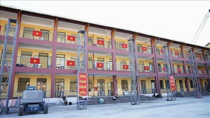 Các dãy phòng học tại Trường Phổ thông nội trú liên cấp Tiểu học và THCS Sơn Vĩ (Tuyên Quang) được trang hoàng, chuẩn bị cho Lễ khai giảng năm học 2026 - 2027. (Ảnh: TTXVN)
