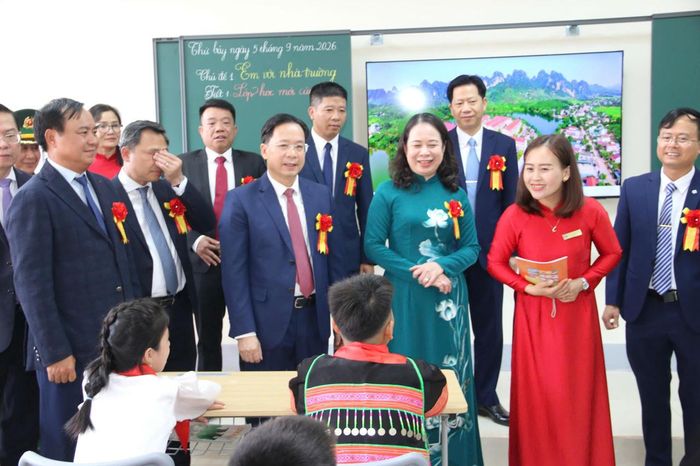 Phó Chủ tịch nước Võ Thị Ánh Xuân cùng đoàn công tác thăm quan cơ sở vật chất tại Trường Phổ thông nội trú Tiểu học và THCS Chiềng Sơn (Ảnh: PV).