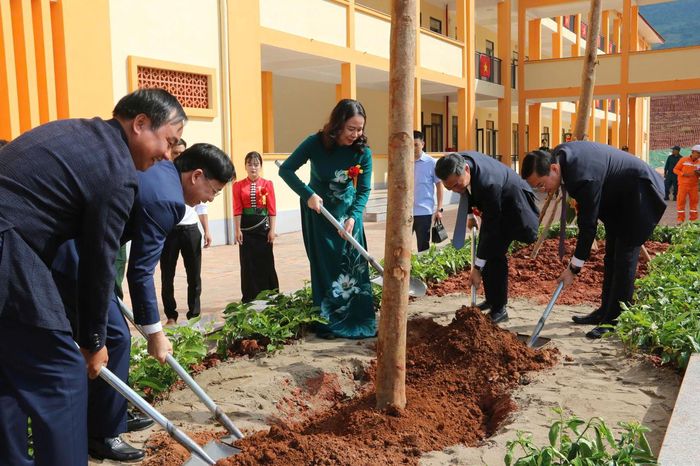Phó Chủ tịch nước Võ Thị Ánh Xuân cùng đoàn công tác trồng cây lưu niệm tại Trường Phổ thông nội trú Tiểu học và THCS Chiềng Sơn (Ảnh: PV).