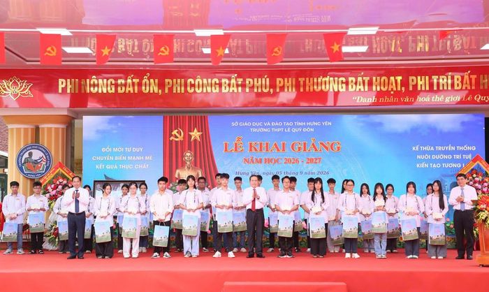 Ủy viên Bộ Chính trị, Chủ tịch Quốc hội Trần Thanh Mẫn, tặng quà cho học sinh có hoàn cảnh khó khăn vươn lên trong học tập của Trường THPT Lê Quý Đôn (Ảnh Vũ Hùng)
