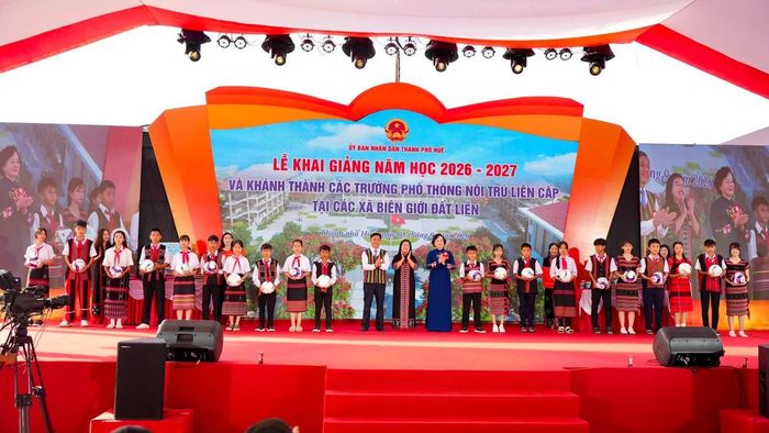Phó Thủ tướng Chính phủ Phạm Thị Thanh Trà trao tặng 20 quả bóng đá của Tổng Bí thư, Chủ tịch nước Tô Lâm cho học sinh. (Ảnh: UBND TP Huế)