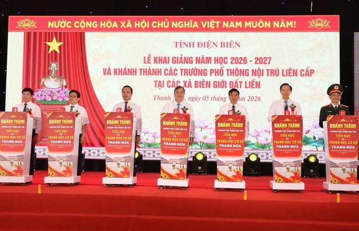 Phó Thủ tướng Thường trực Phạm Gia Túc và các đại biểu thực hiện nghi thức khánh thành Trường Phổ thông nội trú Tiểu học và Trung học cơ sở Thanh Nưa (Ảnh: CTV).