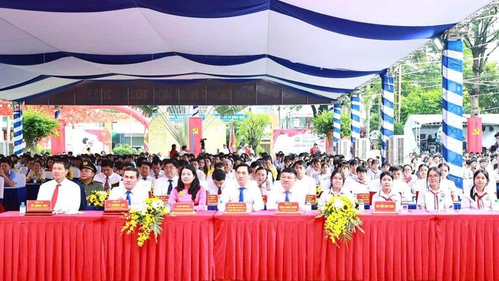 Bí thư Thành ủy Đồng Nai Vũ Hồng Văn lãnh đạo các bộ, ngành Trung ương, địa phương dự lễ khai giảng năm học 2026-2027 của Trường THCS Hùng Vương. Ảnh: DK