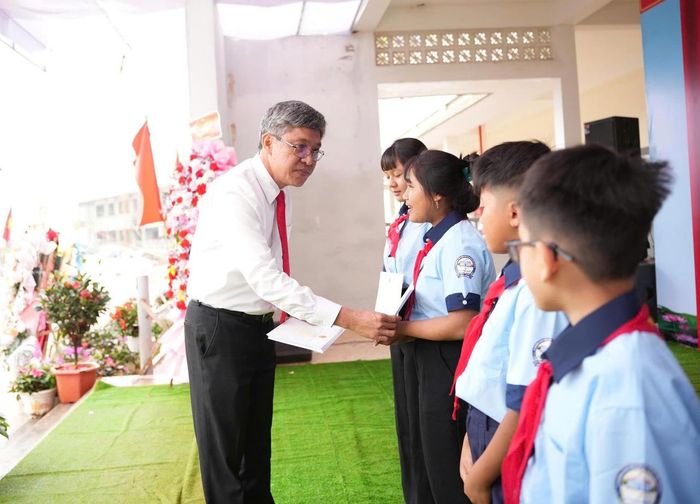Ông Nguyễn Minh - Phó Chủ tịch tỉnh Lâm Đồng tặng quà các em học sinh Trường Phổ thông nội trú TH&THCS Quảng Trực trong ngày khai giảng. (Ảnh: T.Thành)
