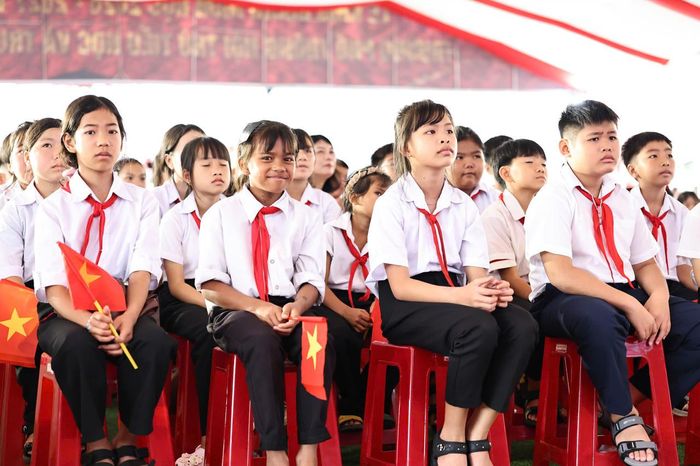 Niềm vui, niềm tự hào của lứa học sinh đầu tiên được ngồi dưới mái trường Phổ thông nội trú liên cấp TH&THCS Ia Púch. (Ảnh T.Sỹ)