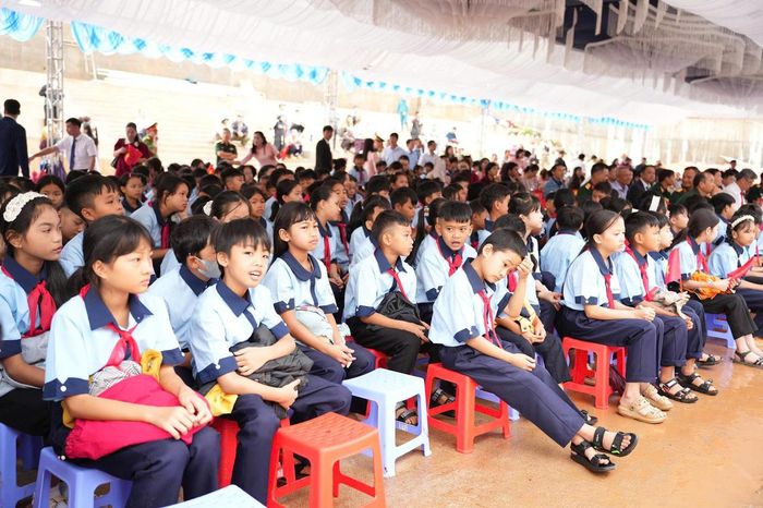 Niềm vui các em học sinh Trường Phổ thông nội trú TH&THCS Quảng Trực trong ngày khai giảng. (Ảnh: T.Thành)