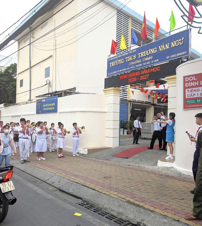 Đội nghi thức của trường Trương Văn Ngư, phường Thủ Đức chào đón các học sinh đến dự lễ khai giảng. Ảnh TG