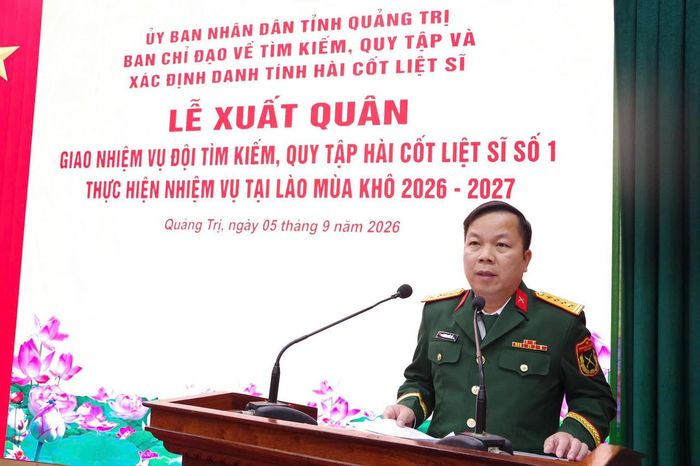Đại tá Trương Viết Hải, Phó Bí thư Thường trực Đảng ủy Quân sự, Chính ủy Bộ CHQS tỉnh, Phó Trưởng ban Thường trực ban Chỉ đạo về tìm kiếm, quy tập và xác định danh tính hài cốt liệt sĩ tỉnh phát biểu giao nhiệm vụ. (Ảnh: Xuân Diện)