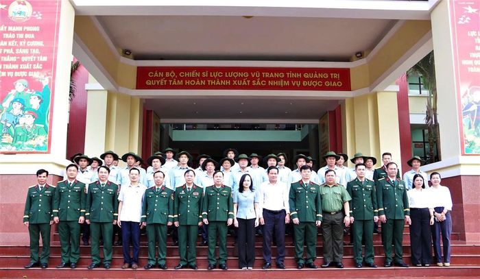 Các đại biểu chụp ảnh lưu niệm. (Ảnh: Xuân Diện)