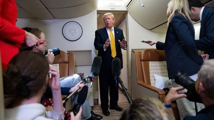 Mỹ lấy nhóm phóng viên Nhà Trắng và nhiều quan chức cấp cao làm "mồi nhử" để ông Trump tẩu thoát khỏi Air Force One. Ảnh: AP.