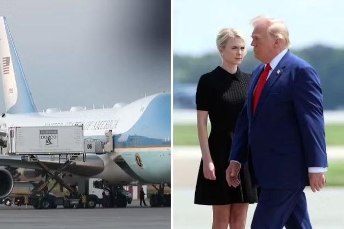Ông Trump cùng nữ trợ lý Natalie Harp bí mật rời khỏi Air Force One, lên chiếc xe chở suất ăn để di chuyển đến máy bay khác. Ảnh: Getty Images.